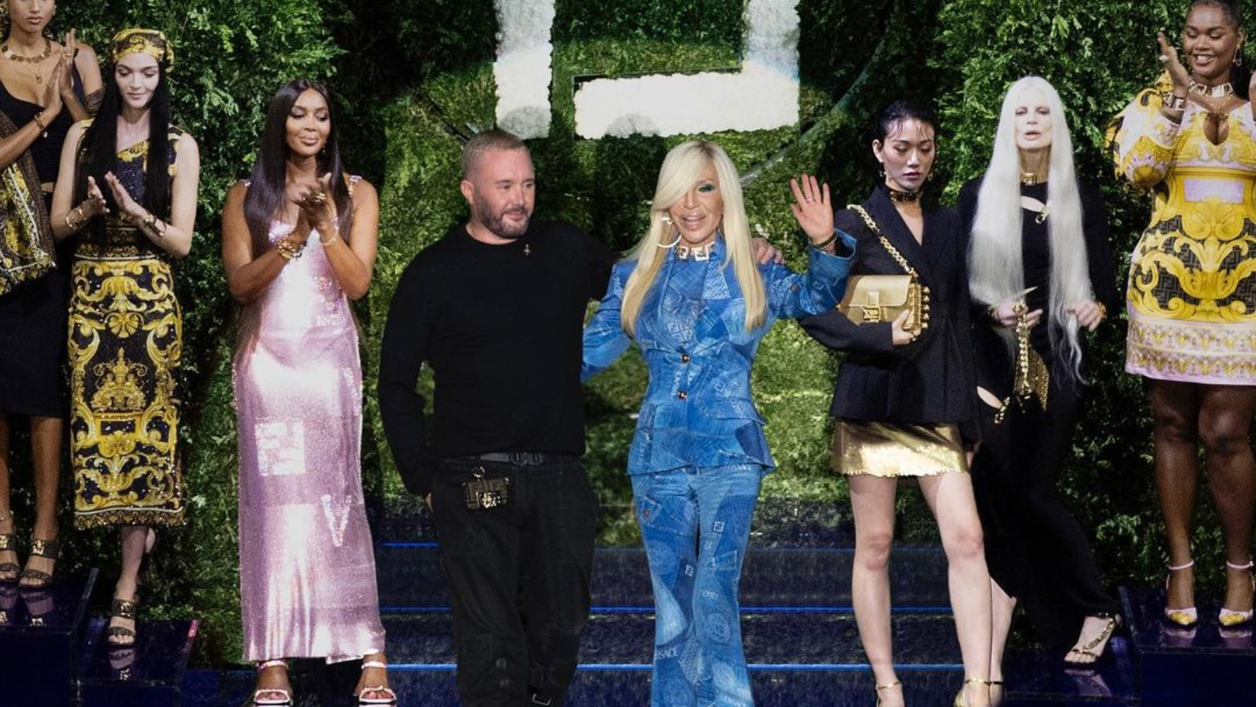 Naomi Campbell, Kim Jones y Donnatella Versace / Foto: @versace