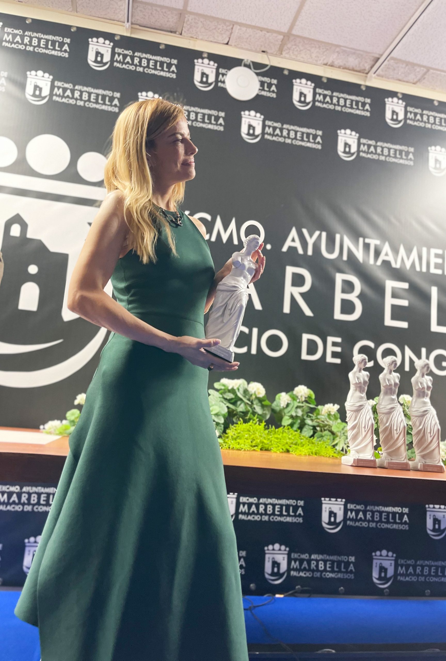 Raquel Oliva entregando uno de los premios