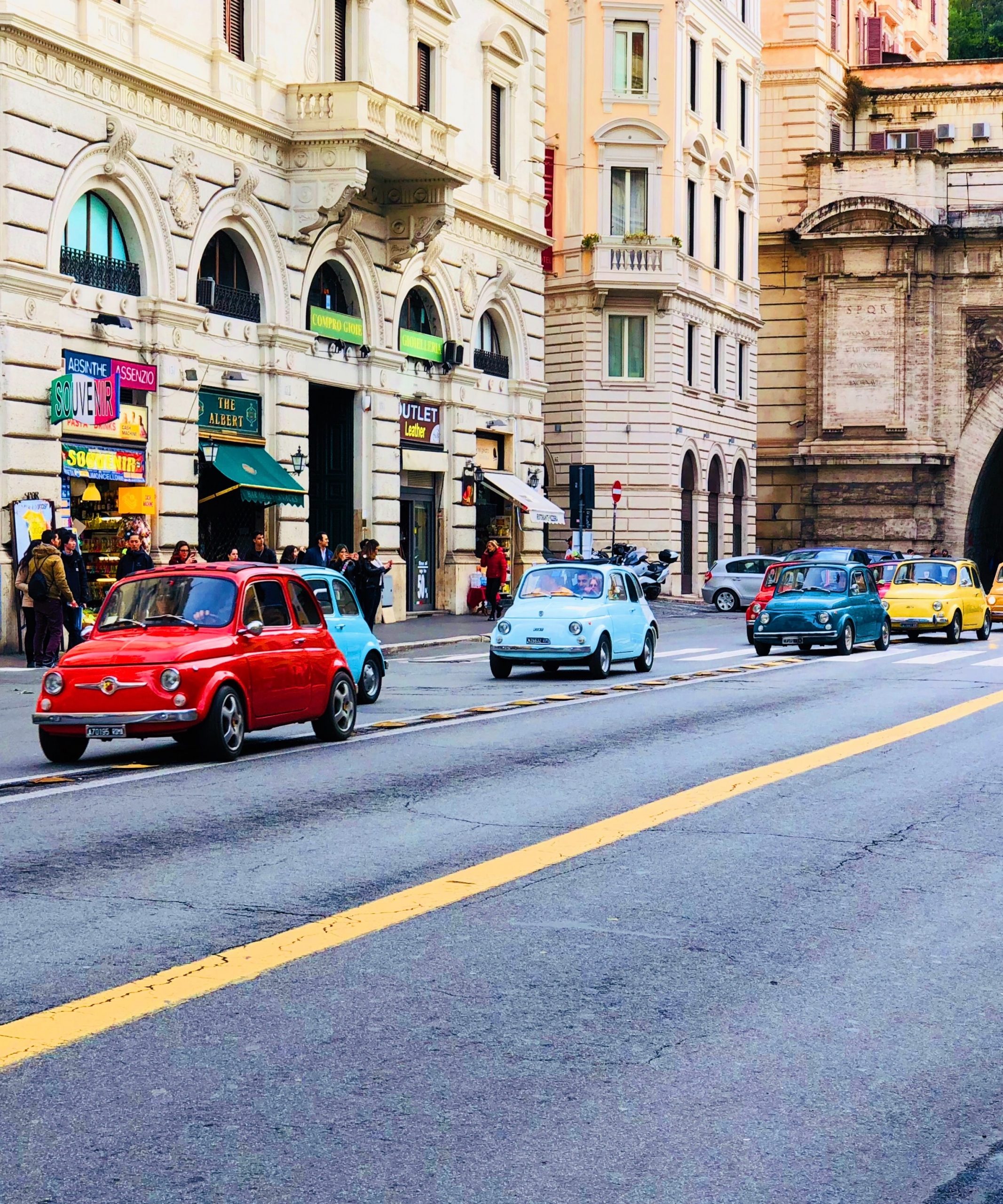 Fiat 500 en la Piazza di Trevi / Foto: Unplash