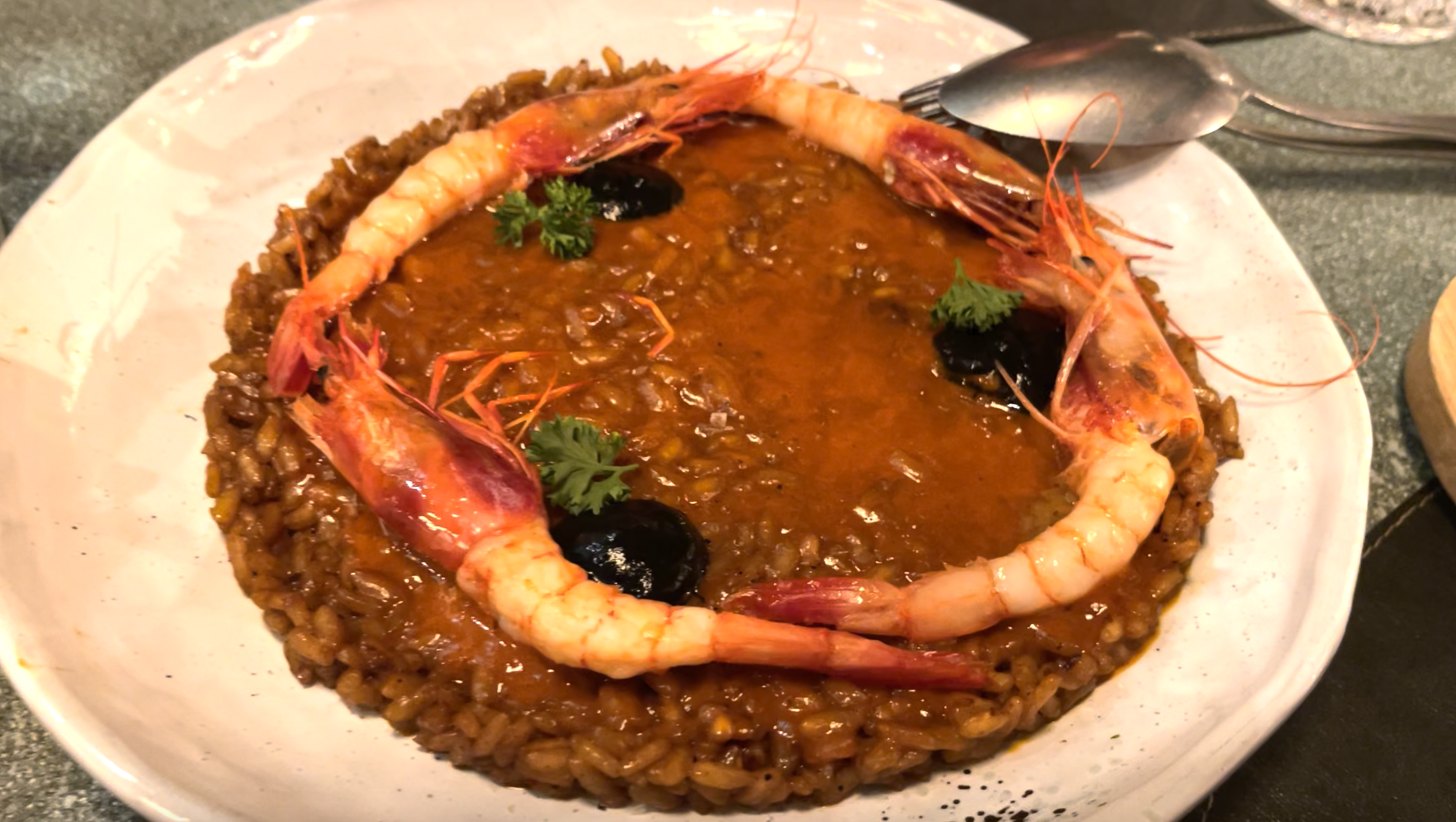 El arroz  de salmorreta y gamba roja de la nueva carta de Papúa/Foto: Fina Grosso