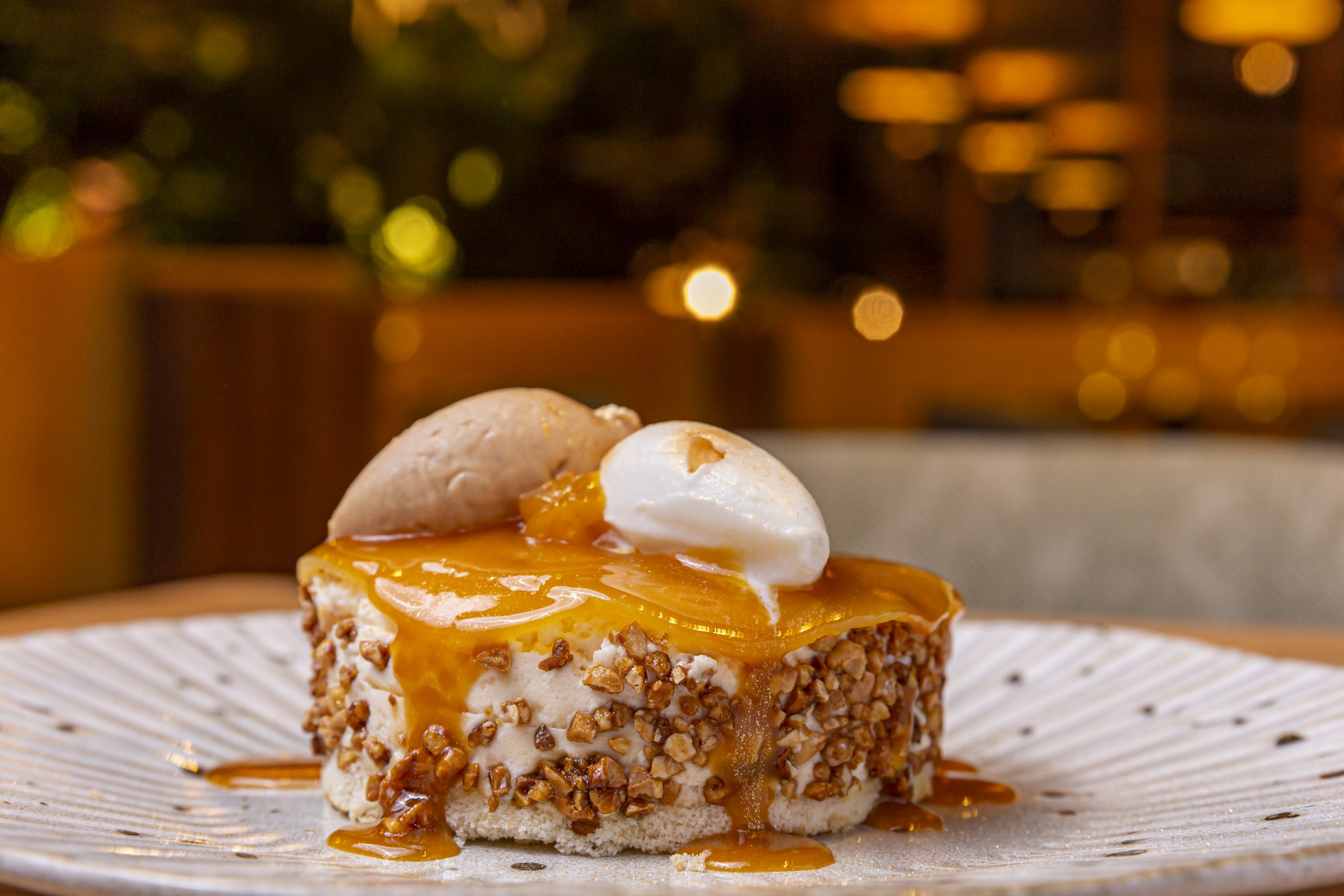 Tarta de yema tostada y whisky con manzana y garrapiñados/Foto: Papúa