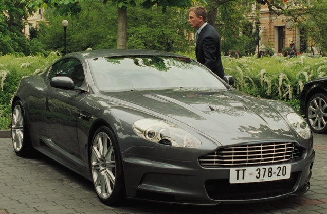 Daniel Craig con un Aston Martin DBS