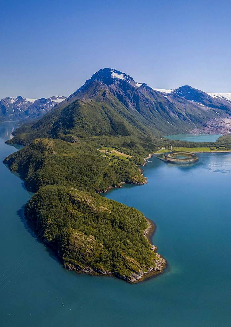 Vista del hotel Svart de lejos