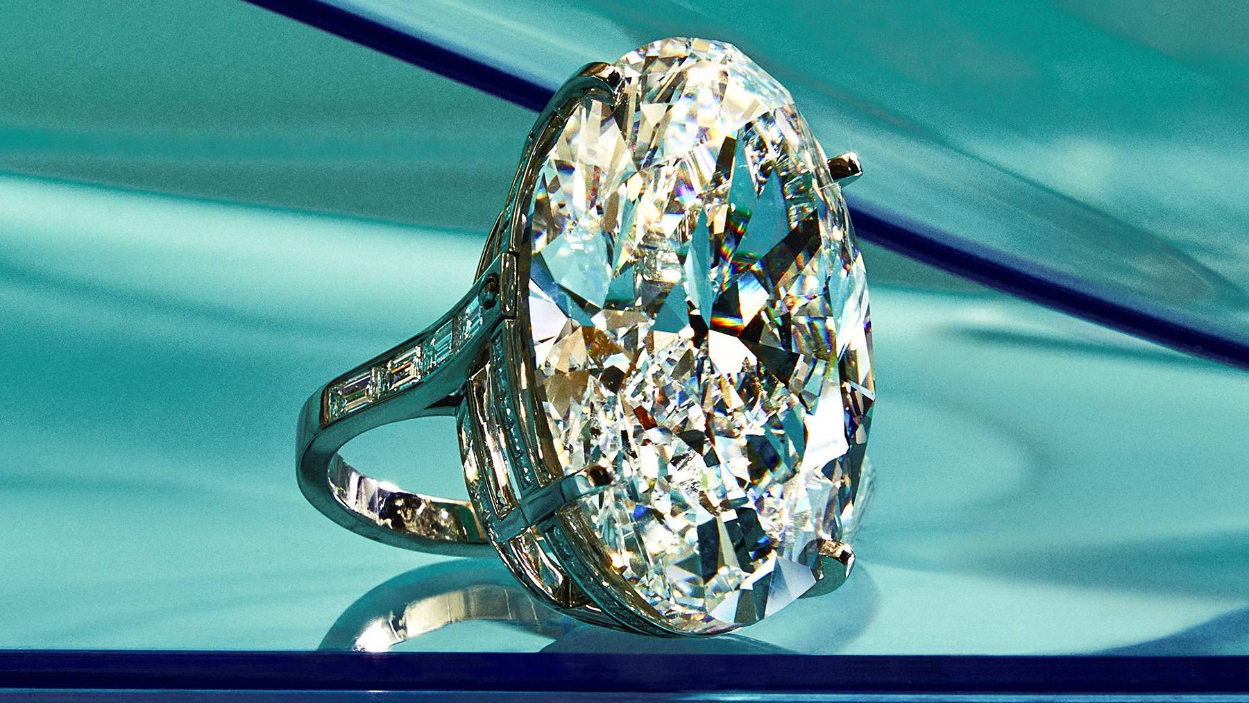Empire Diamond montado en un anillo