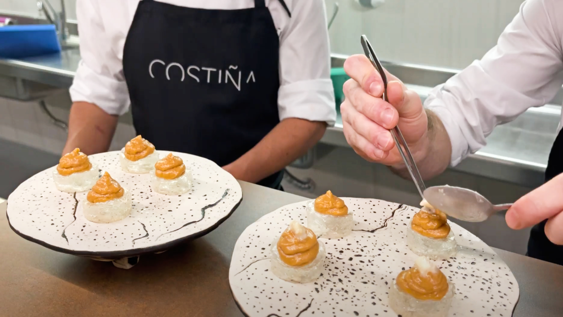 Dentro de las cocinas del restaurante Costiña/Foto:Fina Grosso