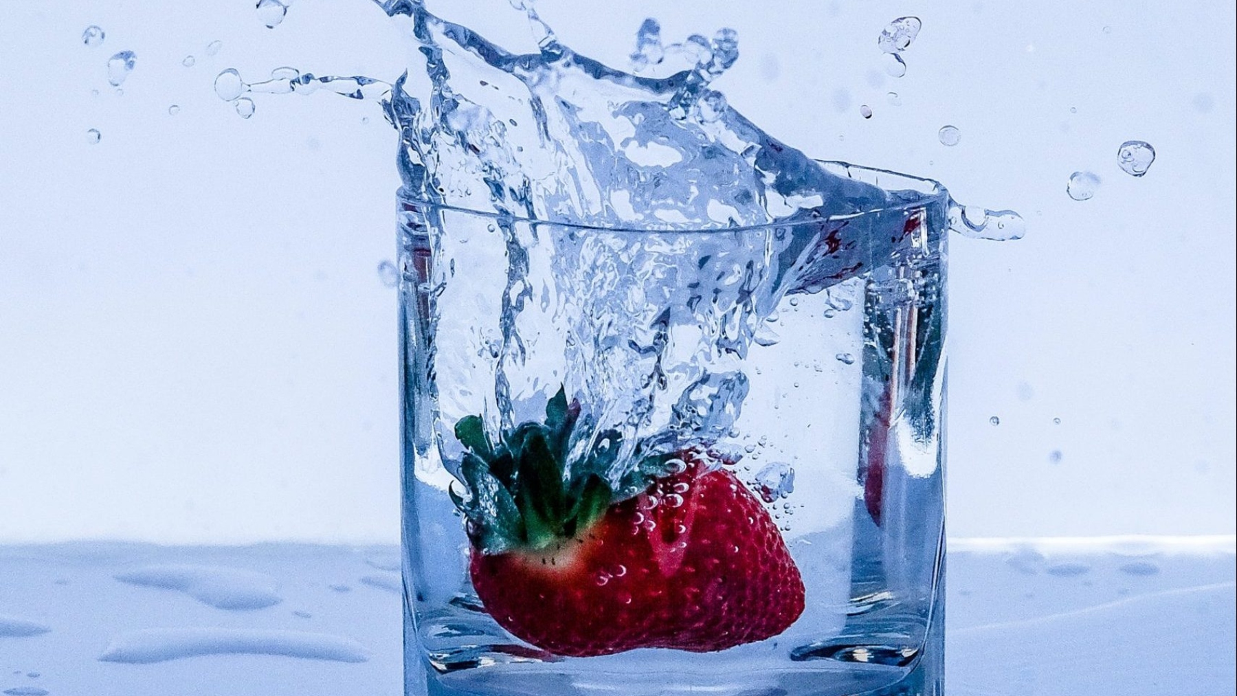Vaso de agua con fresas
