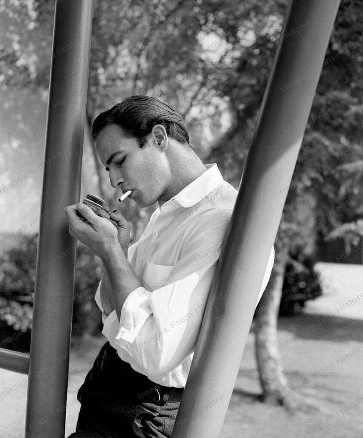 Marlon Brando fumando