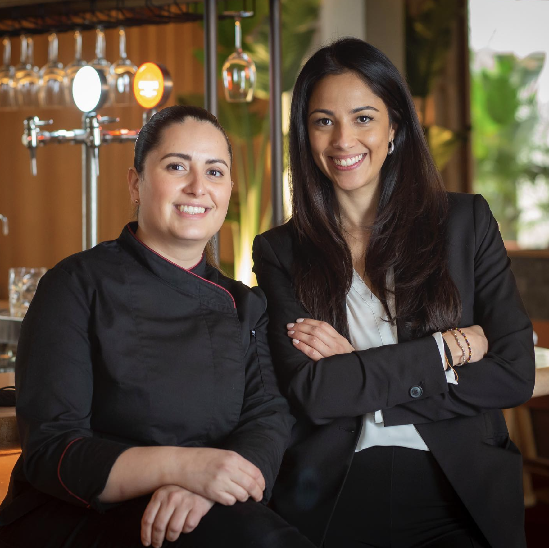 Maggie Bañuelos y Tatiana Allard, jefa de sala y jefa de cocina de Barracuda MX y Mantarraya MX
