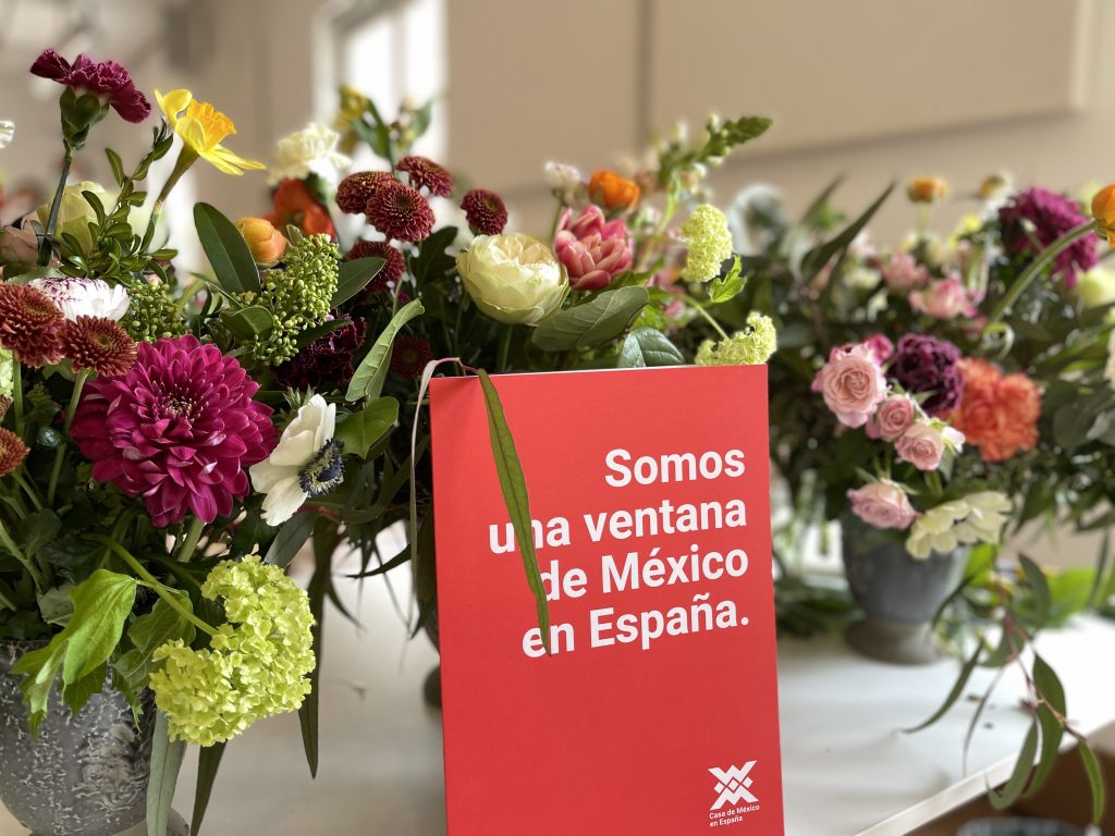Taller de diseño floral por la primavera en Casa de México