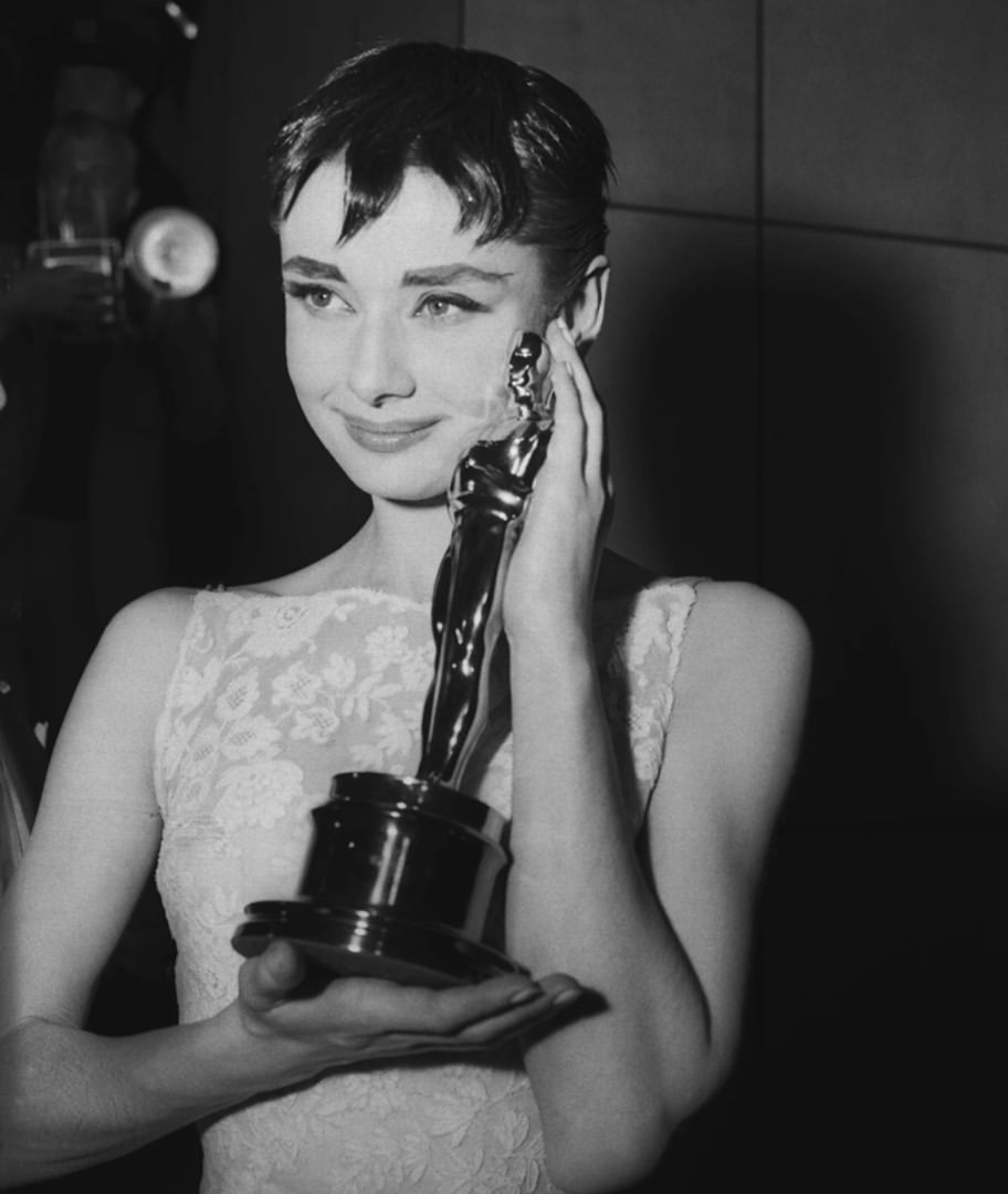 Audrey Hepburn con un Óscar