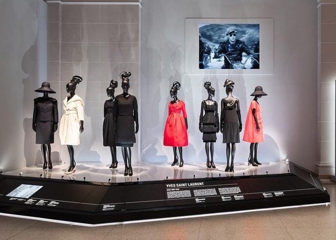 Exposición de Yves Saint Laurent.