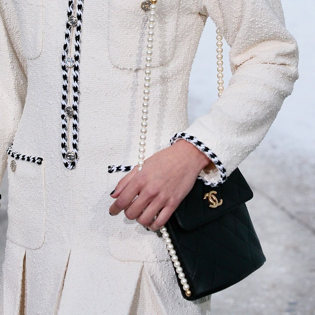 Bolso con detalles de perlas, de Chanel.