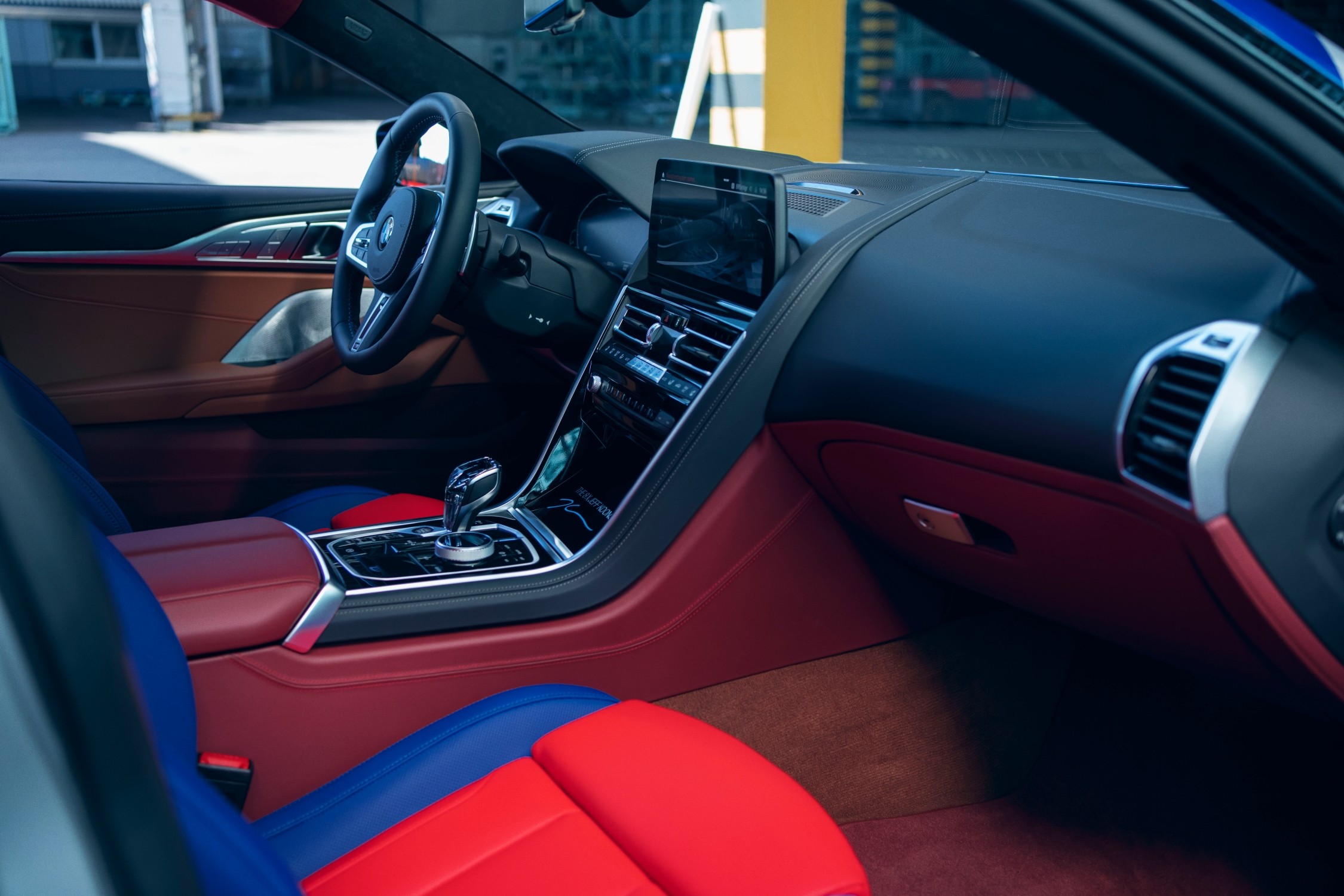 Interior del BMW The 8 Jeff Koons.