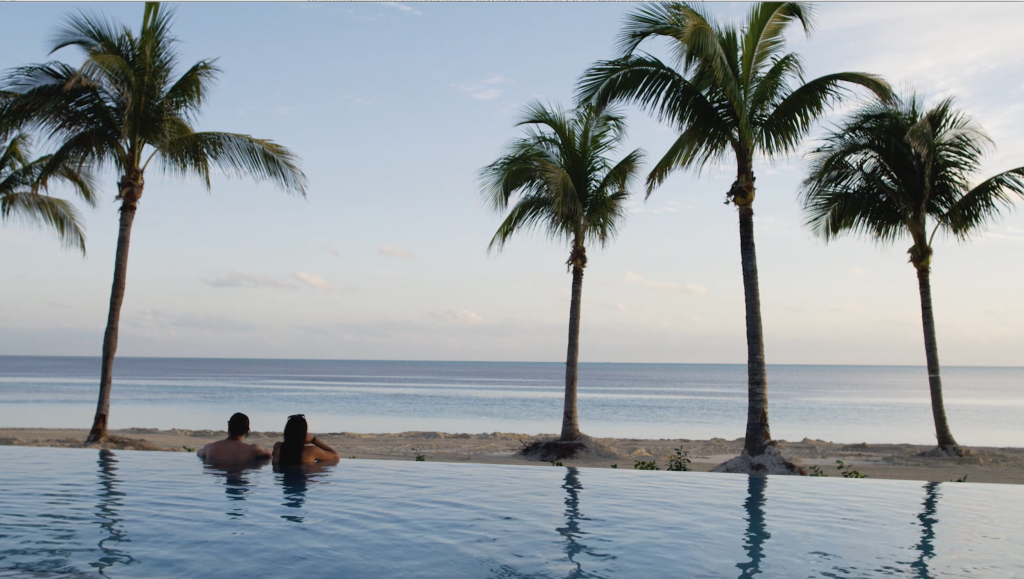 Una pareja en el Coco Beach Club de Coco Cay