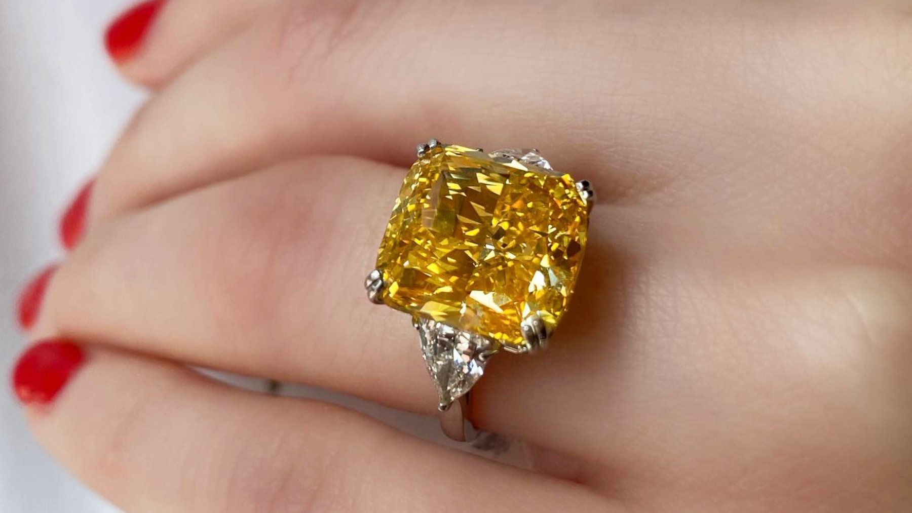 Un anillo de diamante amarillo subastado por Christie's