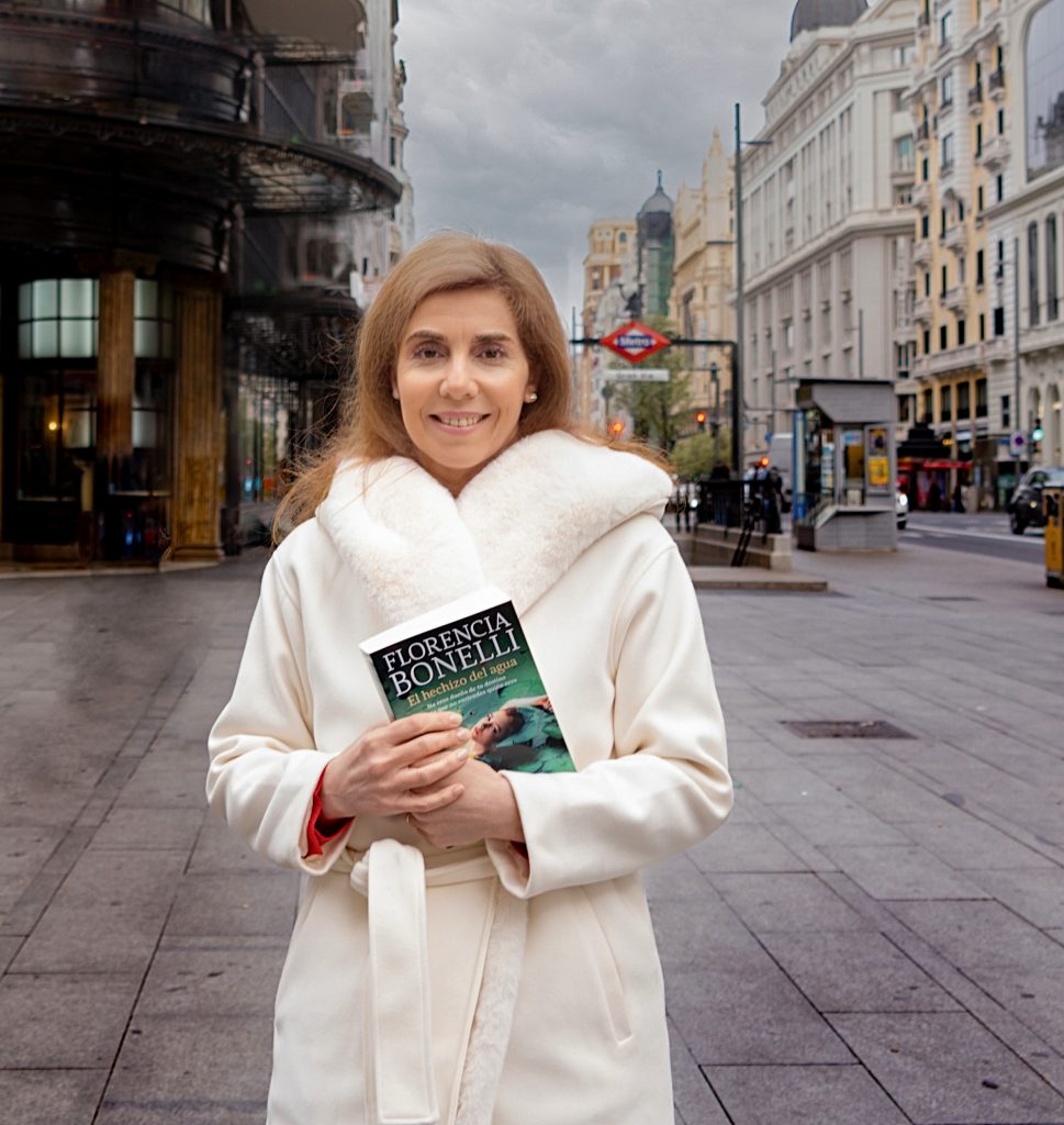 La escritora Florencia Bonelli en la Gran Vía de Madrid