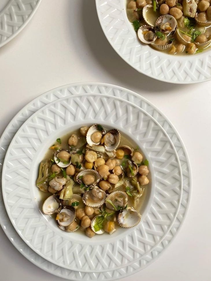 Sopa de garbanzos y almejas