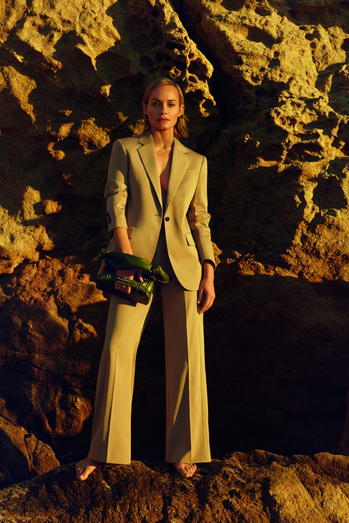 Amber Valletta posando para Karl Lagerfeld con prendas de su colección sostenible