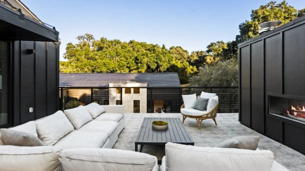 Jardín de una mansión californiana con techos solares s Tesla