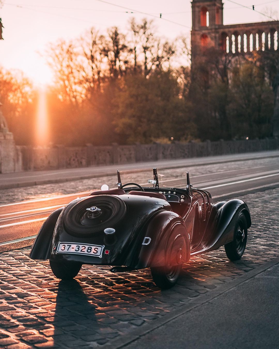 BMW antiguo en las calles de Munich