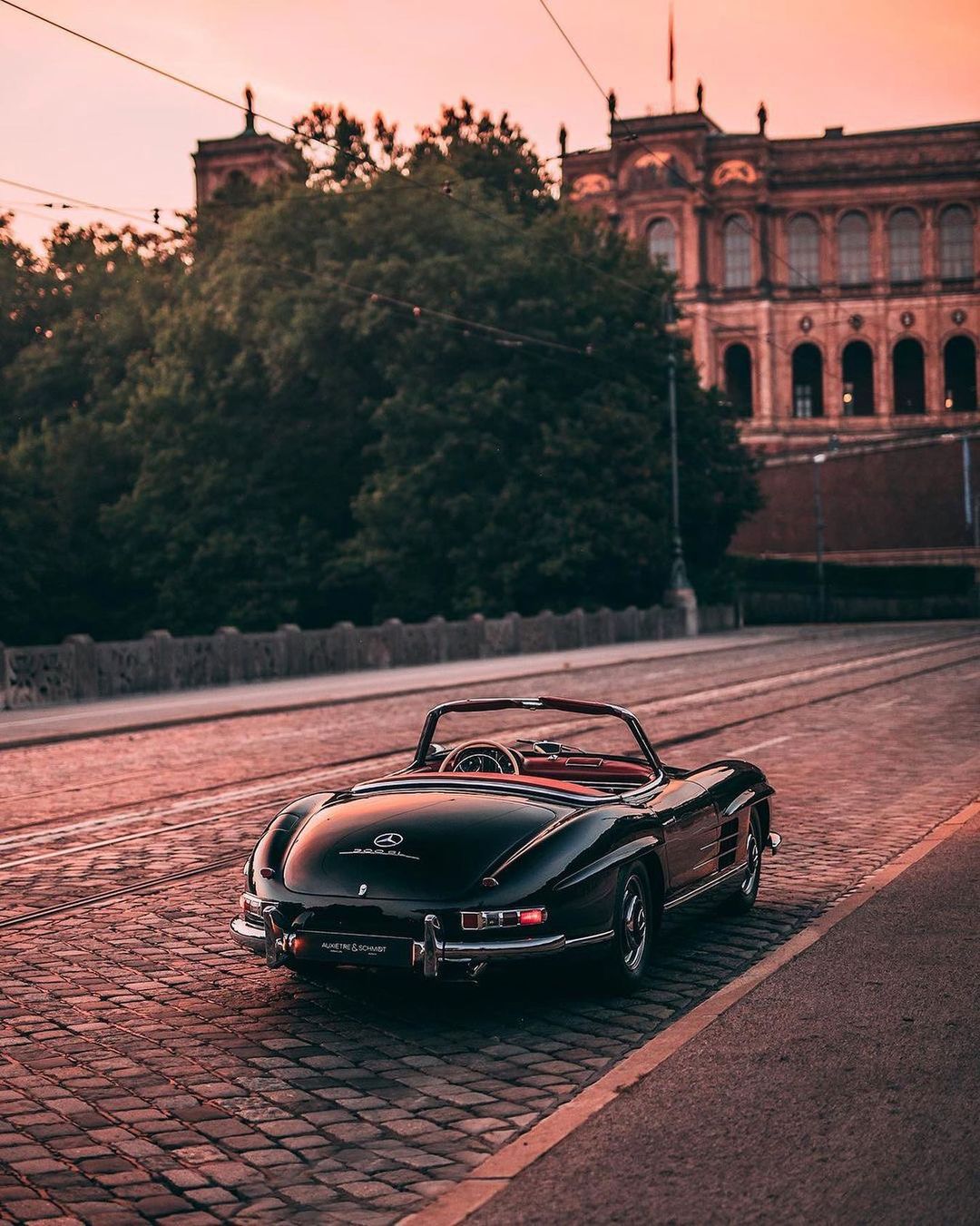 Coche antiguo por las calles de Munich