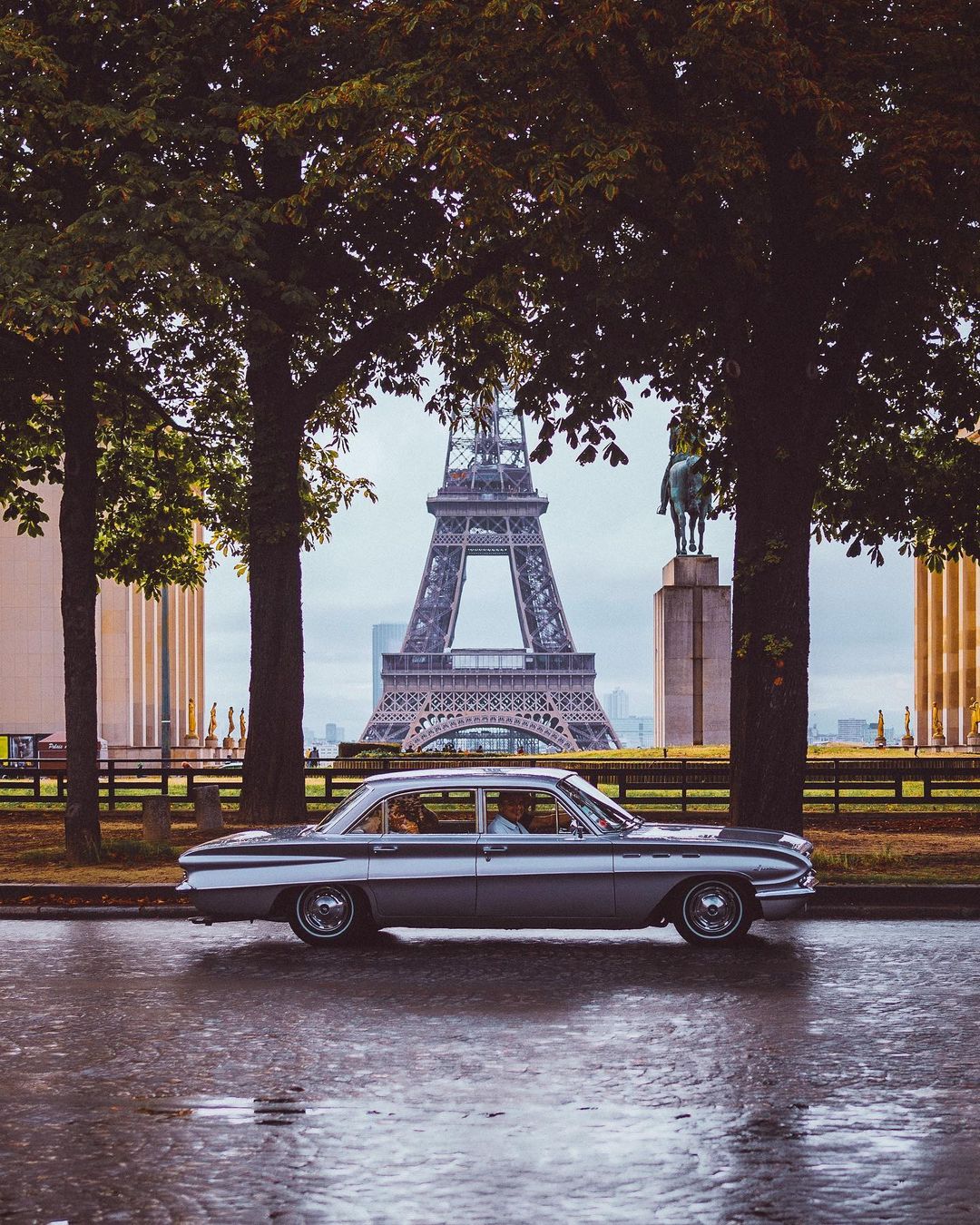 Coche antiguo en París