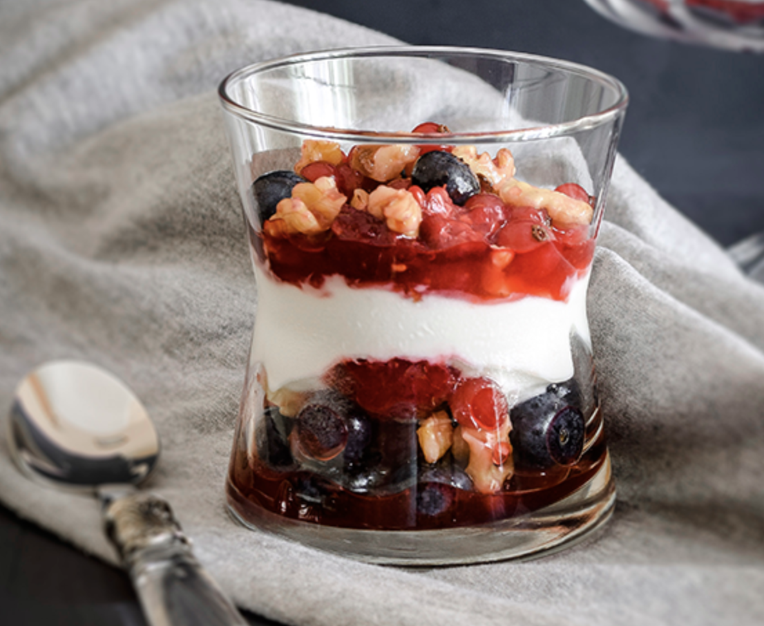 Vaso de skyr con frutas silvestres