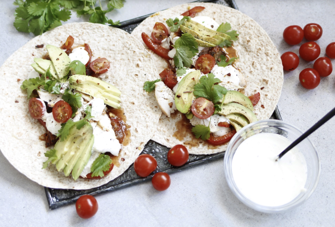 Fajitas de pollo con salsa elaborada con skyr