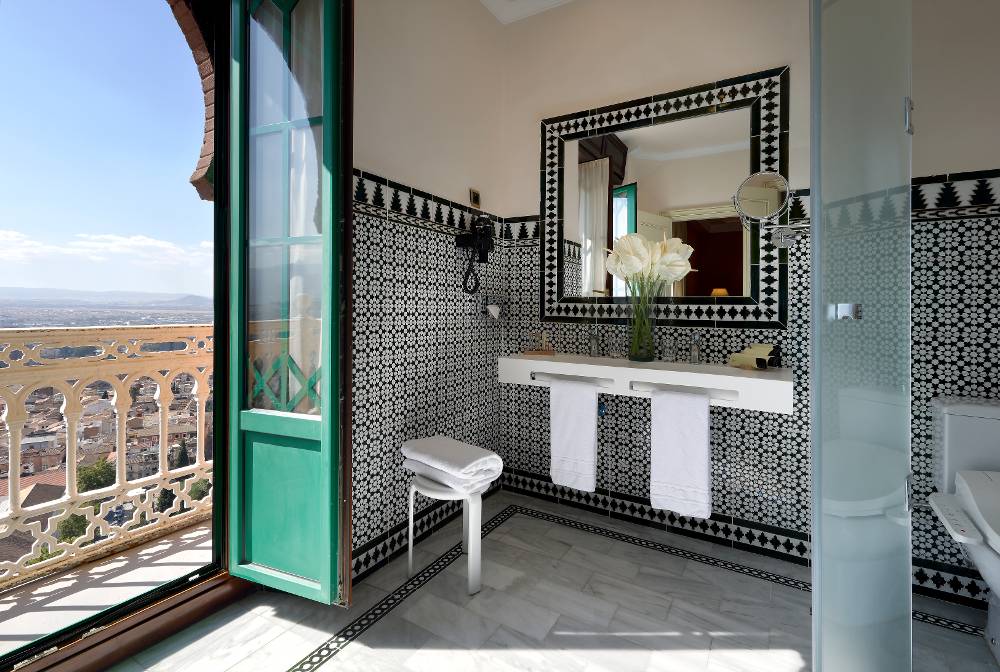 Baño con balcón en el hotel Alhambra Palace