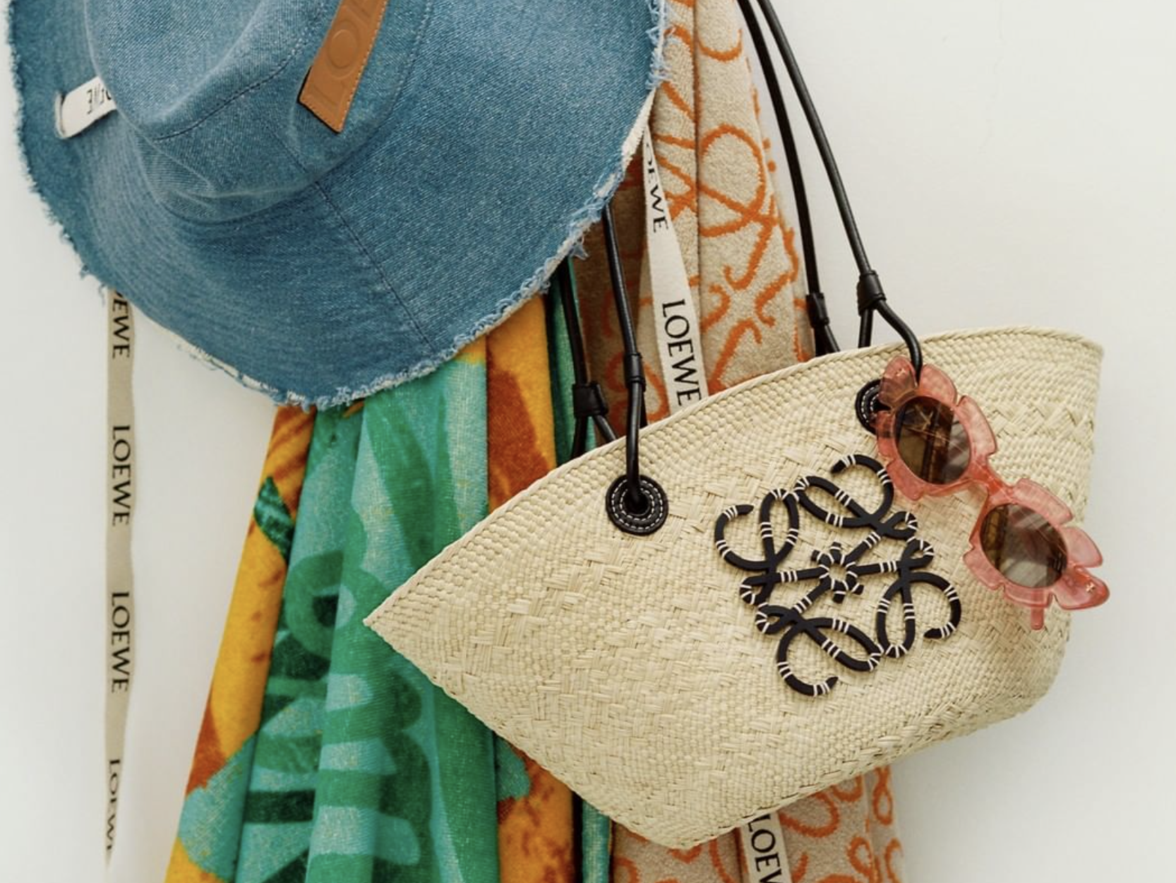 Las prendas bolsos de Loewe Ibiza para un look de playa ideal