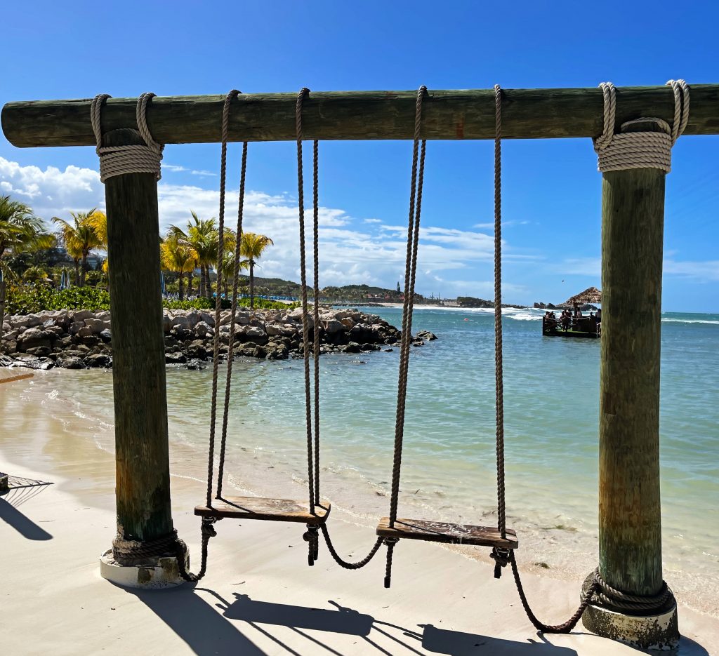 Columpio en una playa de Labadee