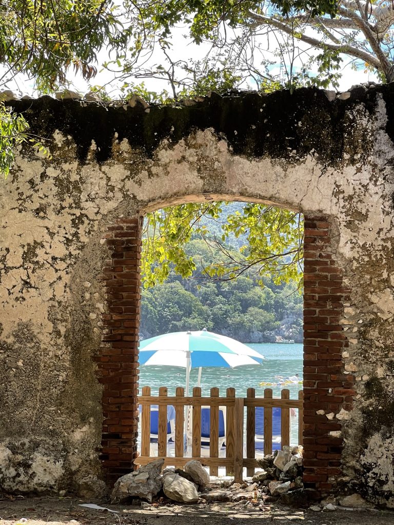 Ruinas de una antigua muralla en Labadee