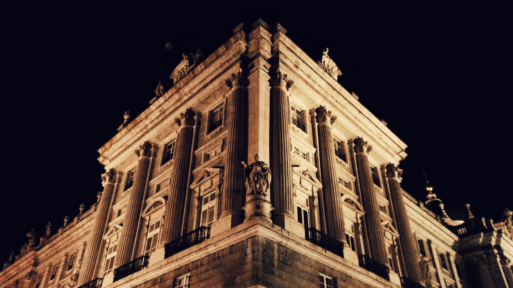Fachada del Palacio Real de noche