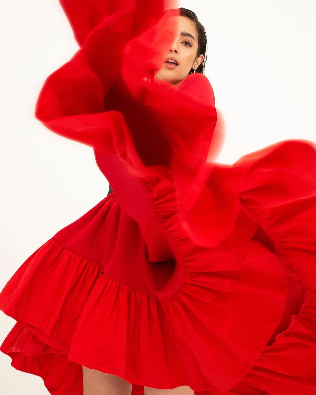 Modelo con vestido rojo de Encinar