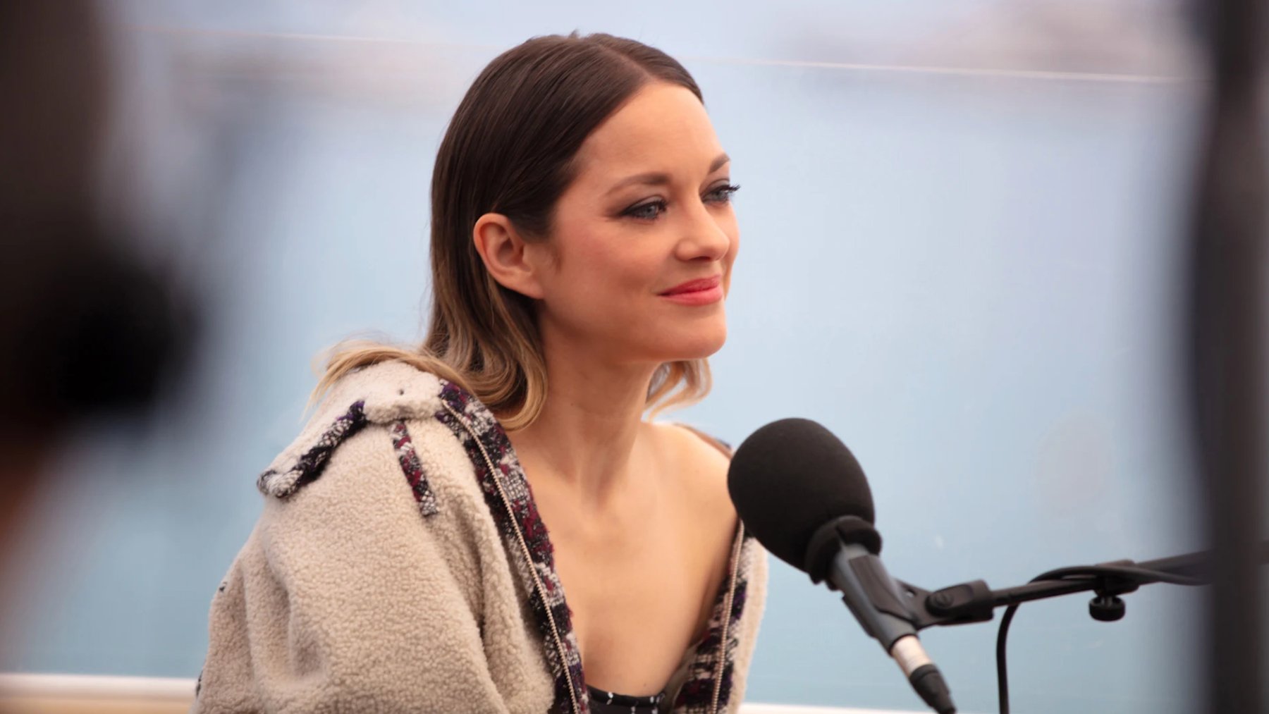 La actriz Marion Cotillard en un antiguo podcast de Chanel