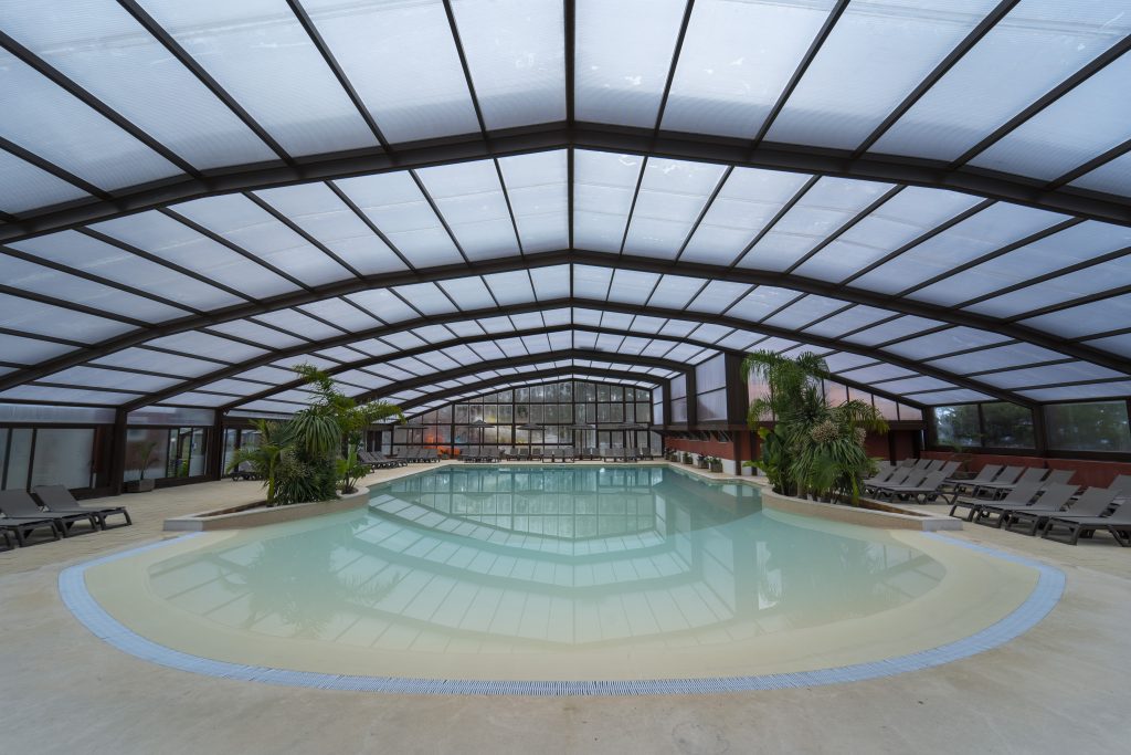 Nueva piscina cubierta con techo retráctil_Ohai Nazaré