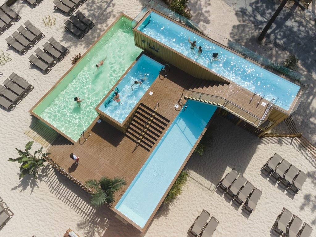 La piscina de Ohai Nazaré cuenta con distintas paredes acristaladas para disfrutar del entorno