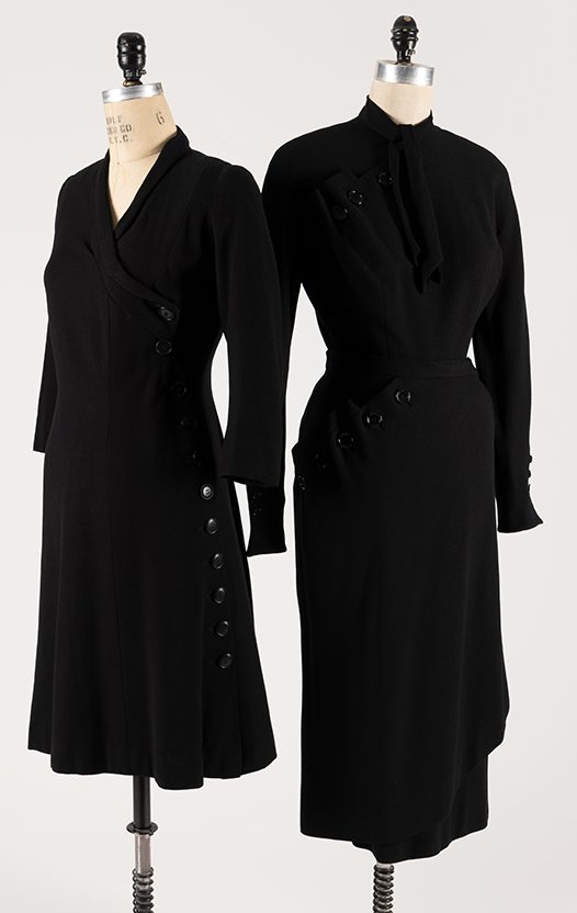 Izq.: Cristóbal Balenciaga, vestido abrigo de sarga de lana negra. Dch.: Christian Dior, vestido de día de dos piezas de lana negra.