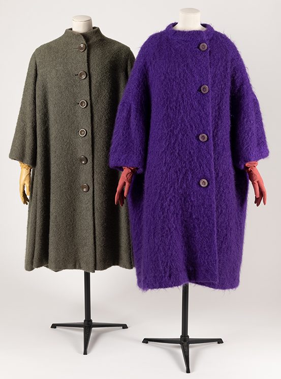 Izq.: Christian Dior, abrigo bouclé de lana verde oliva. Dch.: Cristóbal Balenciaga, abrigo de mohair morado.