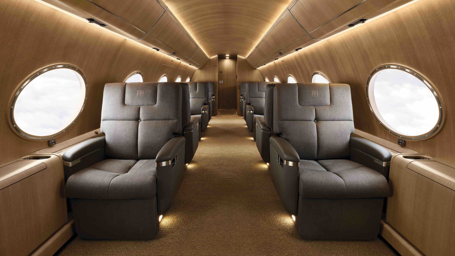 El fabricante de muebles RH diseña ahora jets privados y yates que puedes alquilar