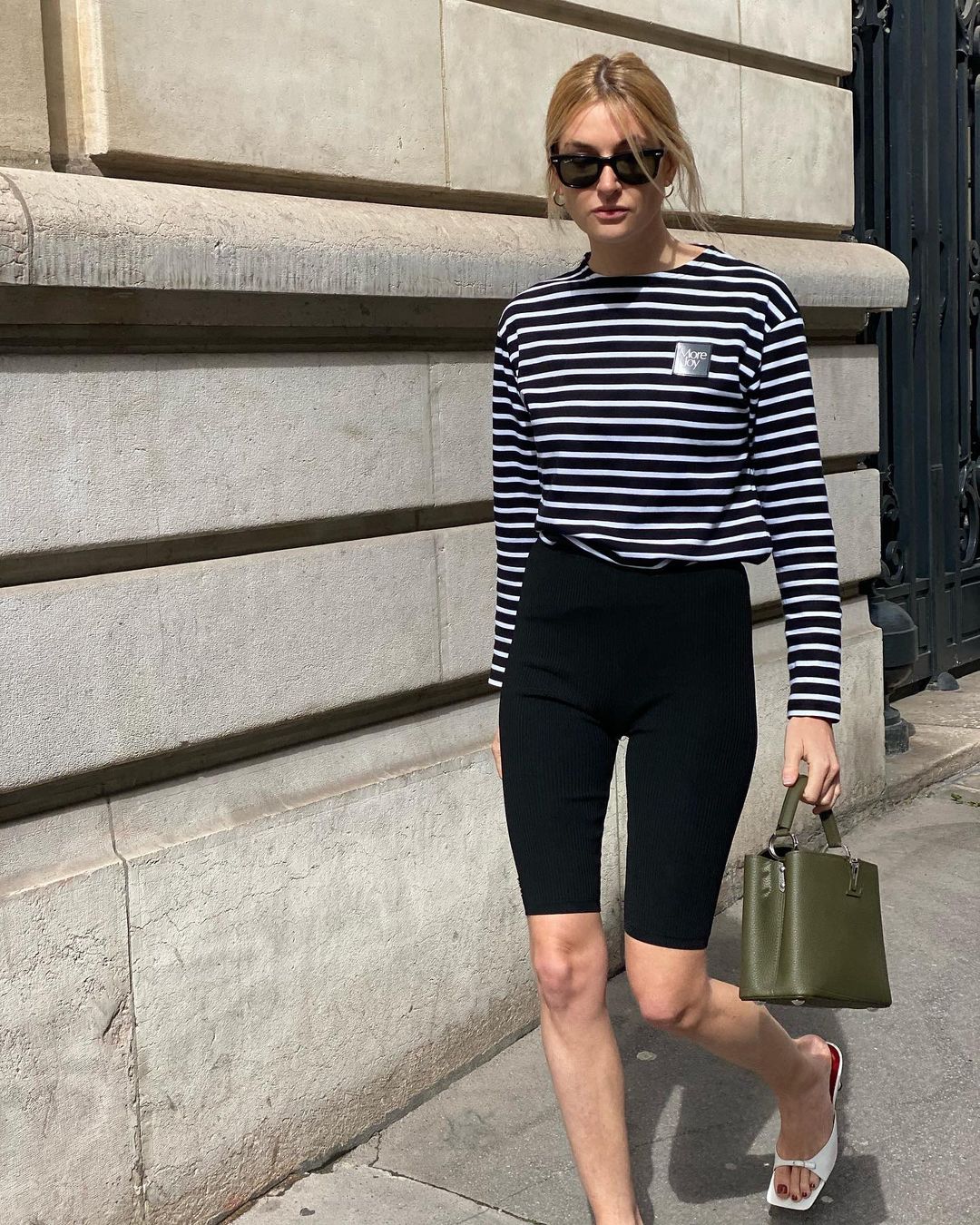 Camille Charriere con camiseta de rayas marineras