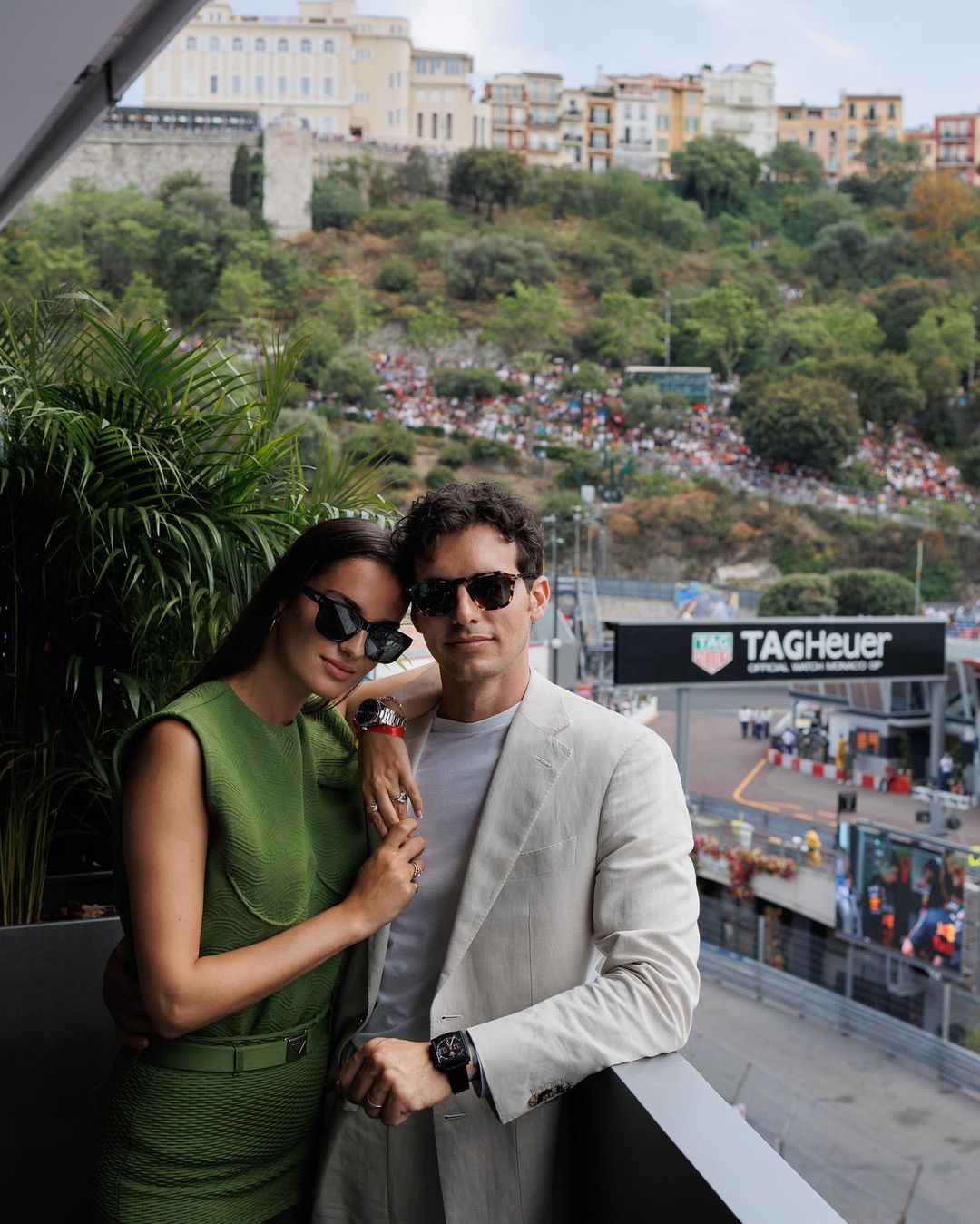 Riccardo Pozzoli y su mujer con blazer de verano