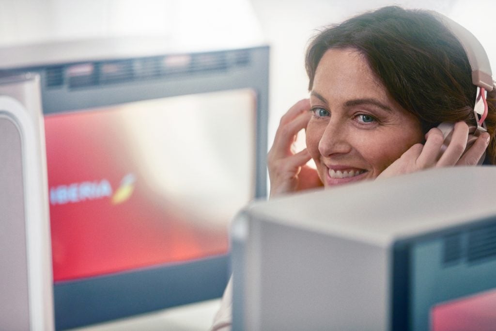 Mujer en la clase business de Iberia