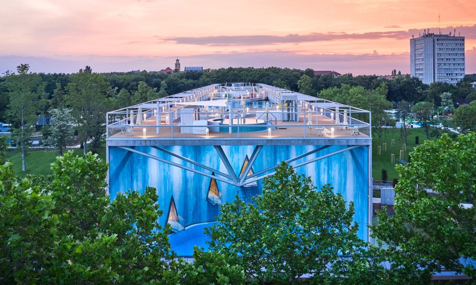 Piscina con fondo de cristal