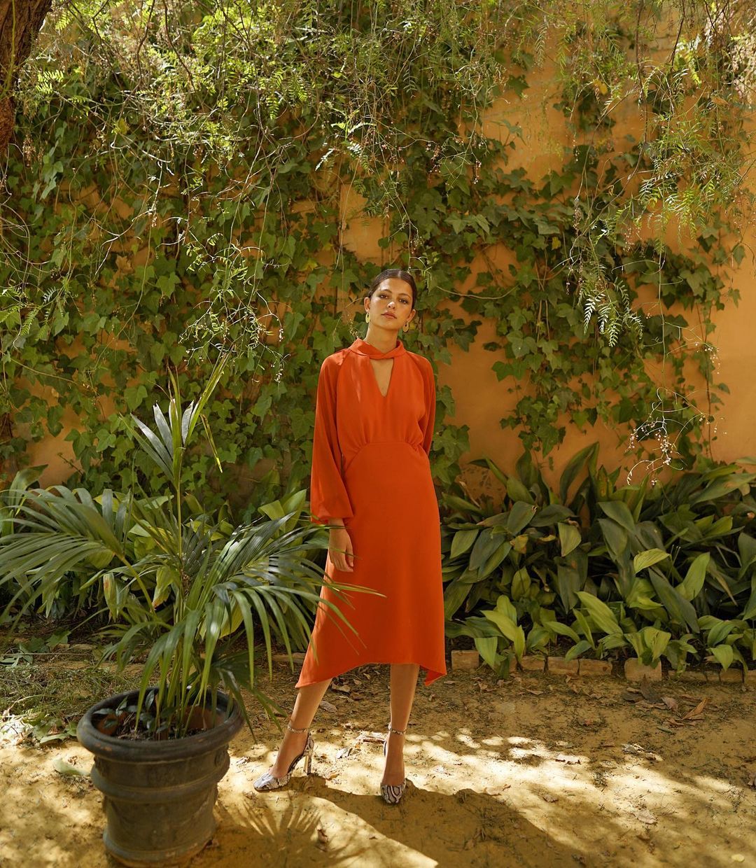 Modelo con vestido naranja