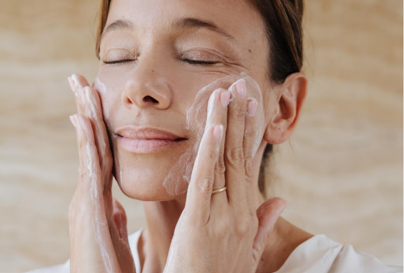 Mujer quitándose el maquillaje