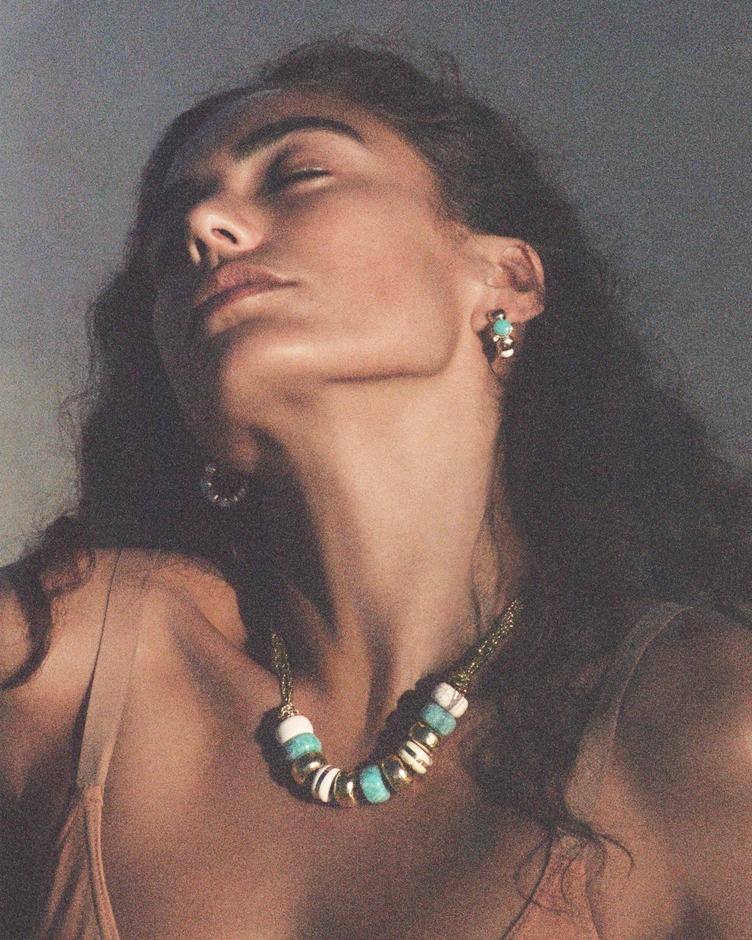 Modelo con joyas de Aurélie Biedermann