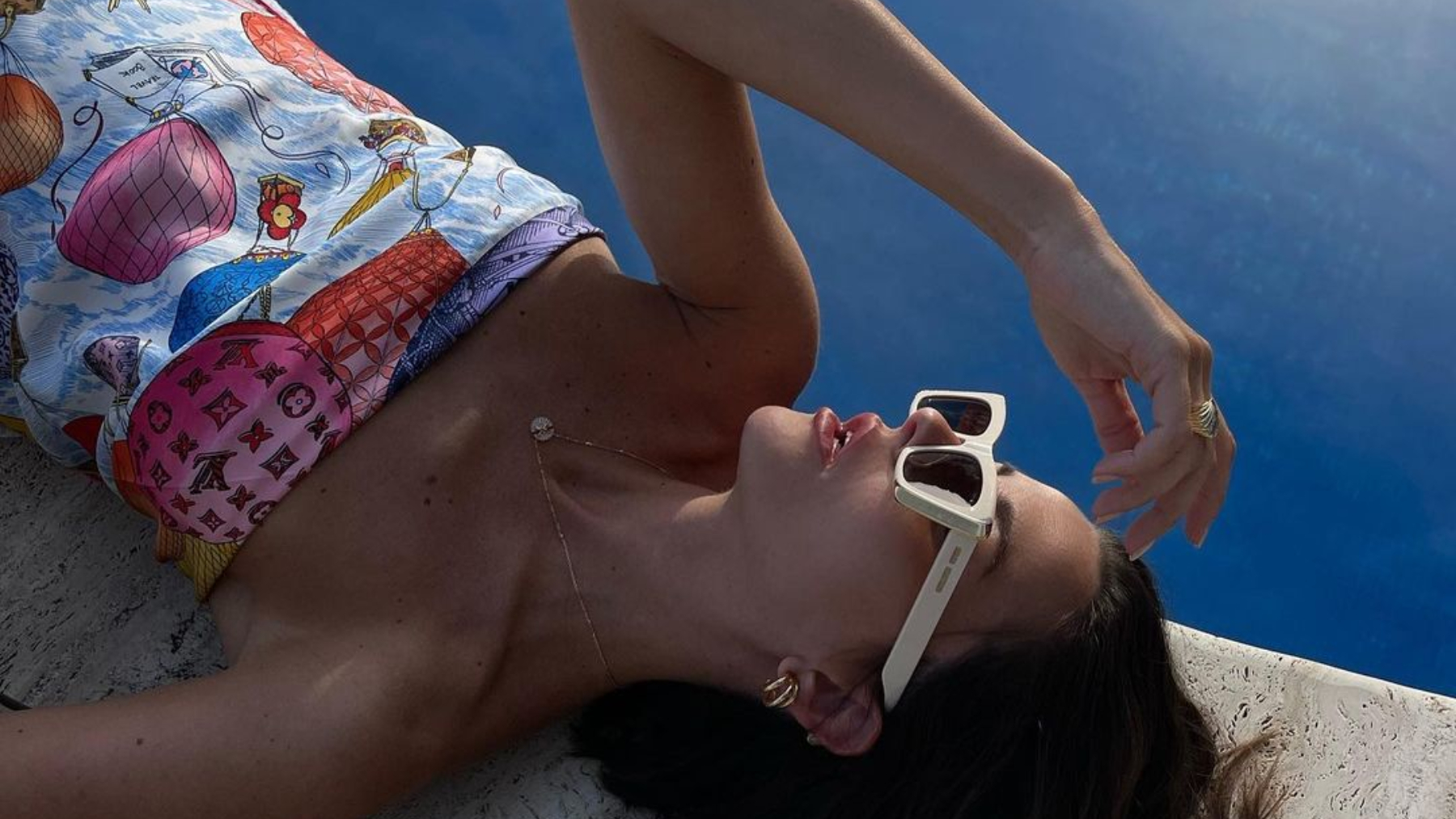 Alexandra Pereira con pañuelo de Louis Vuitton en forma de top