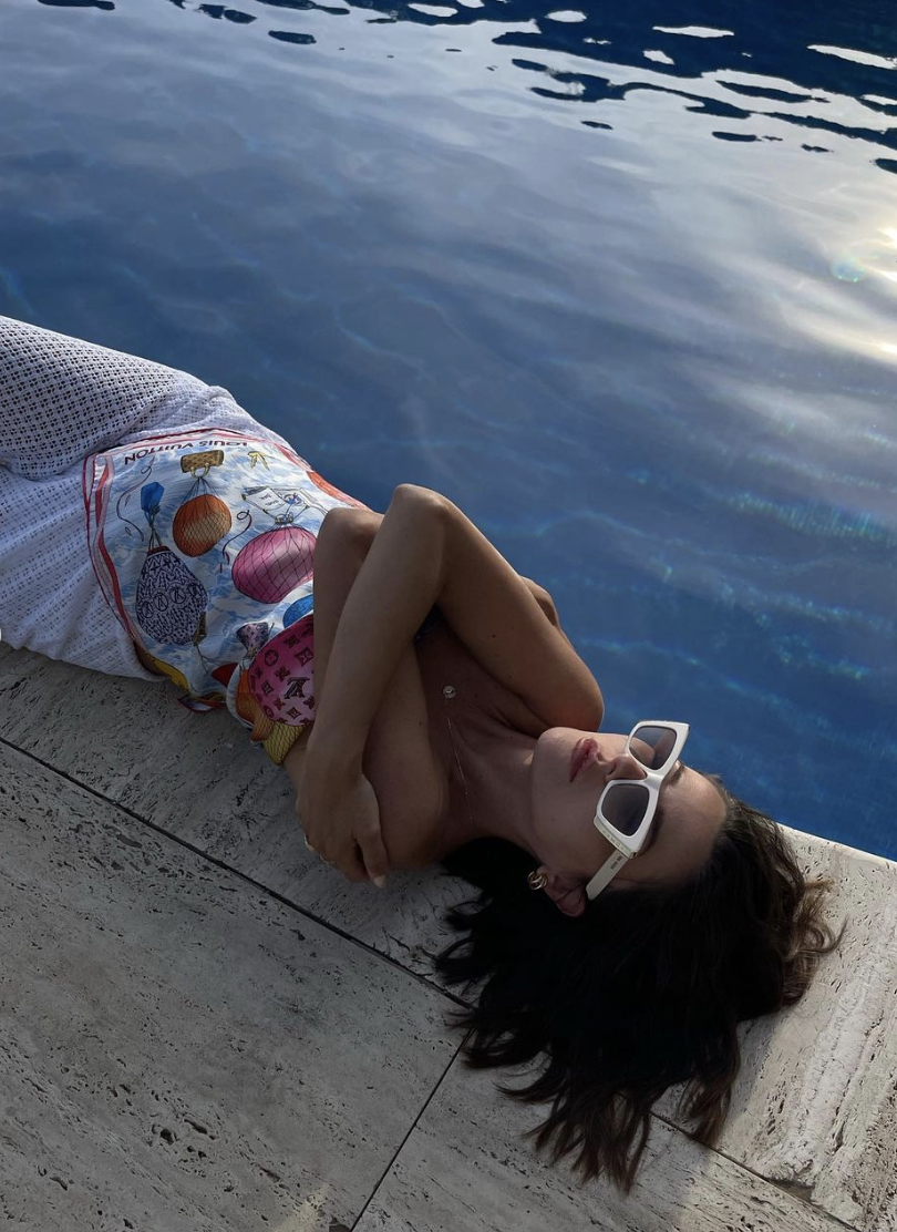 Alexandra Pereira con pañuelo de Louis Vuitton en forma de top