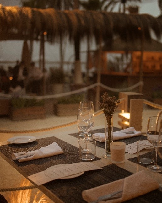 Cena junta al mar en Puente Romano Beach Resort